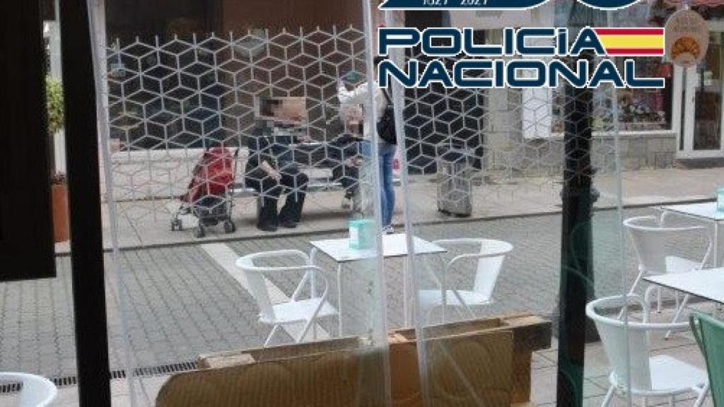 Cuatro hombres y una mujer detenidos por robos con fuerza en comercios de Estepona