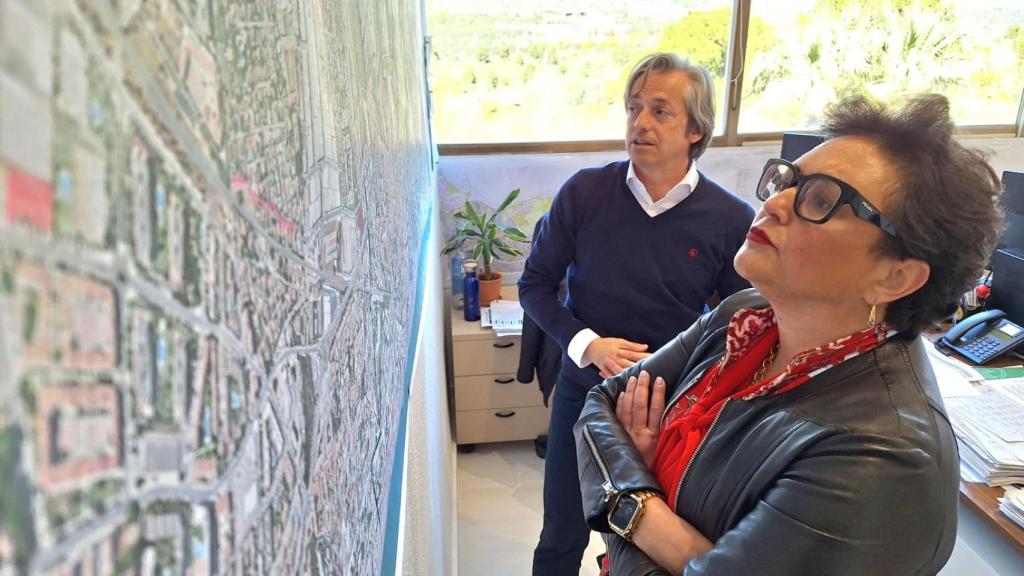 La alcaldesa de Torremolinos, Margarita del Cid, en la Oficina Municipal de Planeamiento.