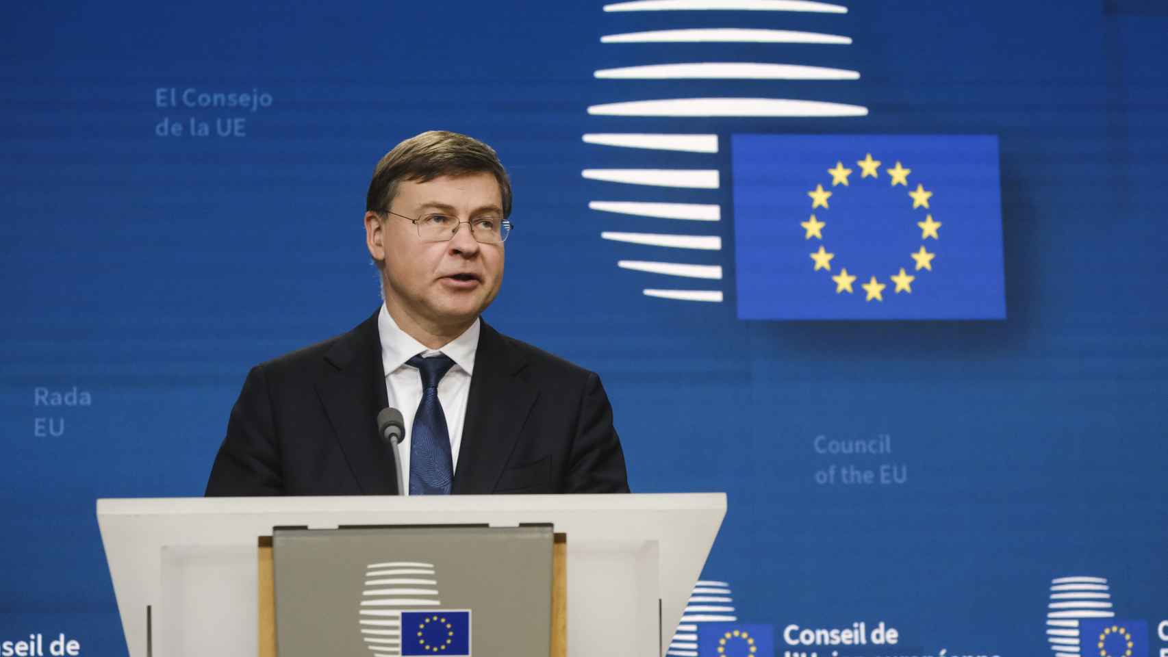 El vicepresidente de la Comisión, Valdis Dombrovskis, durante la rueda de prensa tras el Ecofin de este martes en Bruselas