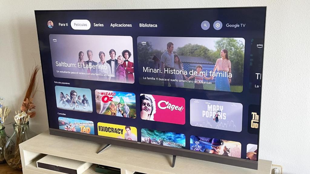 Google TV en el televisor Haier M95E y las patas sin tapar.