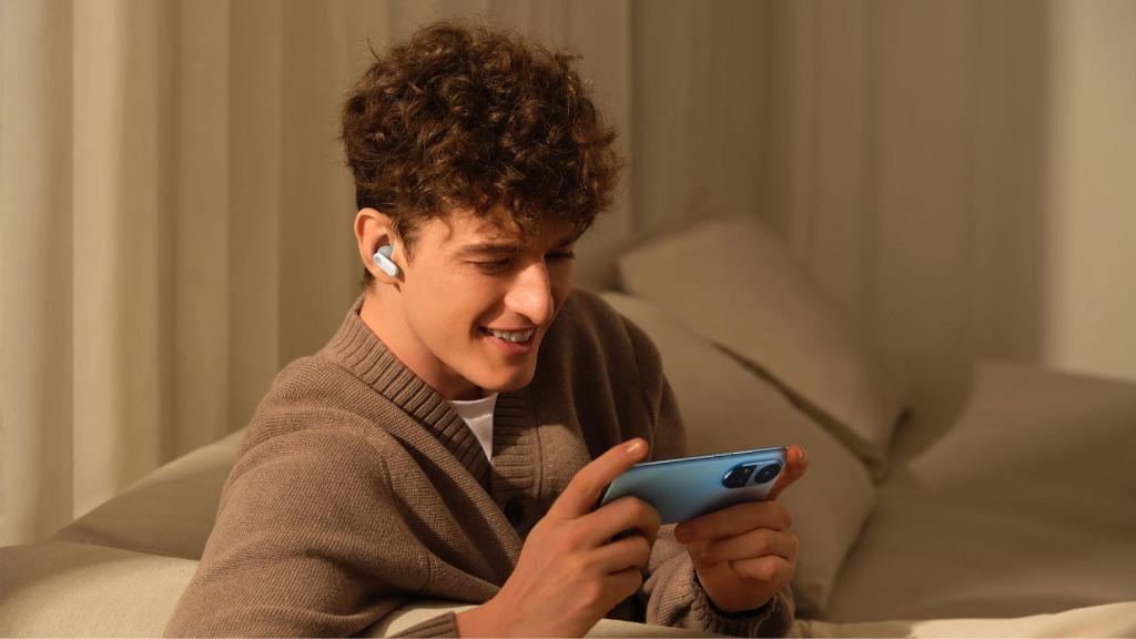 Una persona usando los Oppo Enco Buds2 Pro.