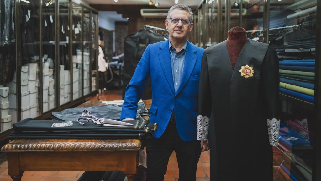 Enrique Gavilanes, sastre especializado en togas jurídicas y trajes académicos.