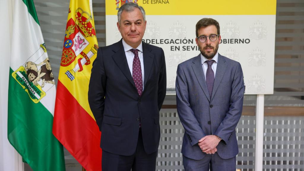 José Luis Sanz y Francisco Toscano posan tras su reunión en la Plaza de España.