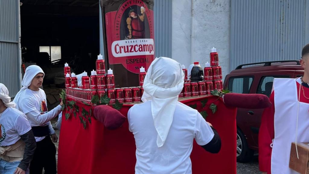 Imagen del momento en el que estos jóvenes salen a la calle con su particular procesión.