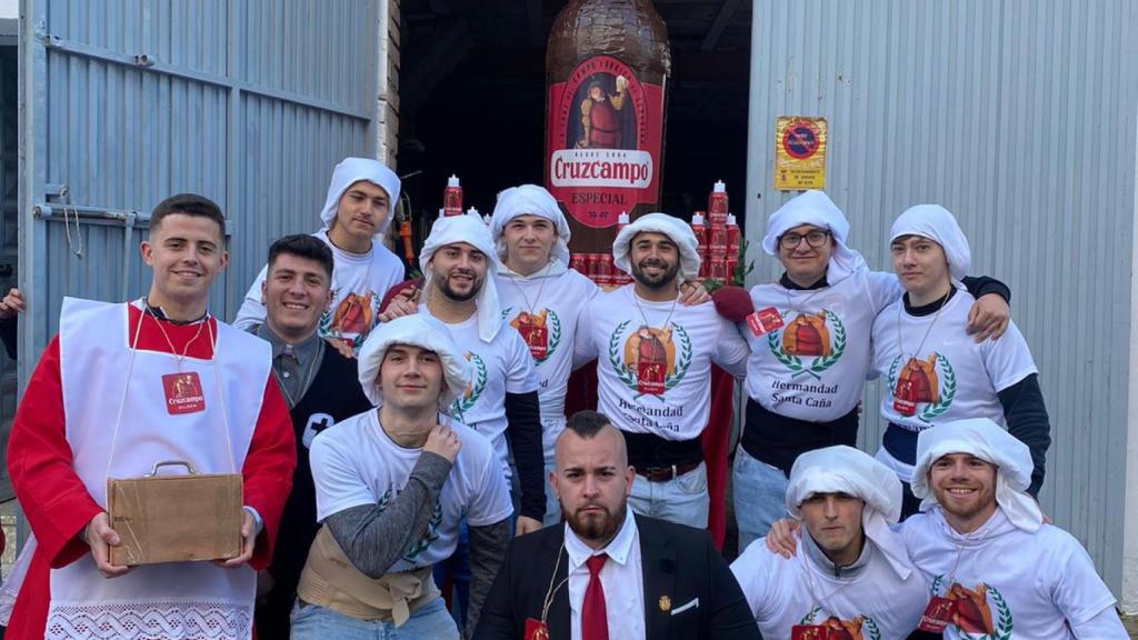 Todos los amigos posan juntos con el paso
