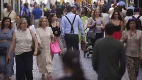 Un grupo de personas pasea por el centro de Sevilla.
