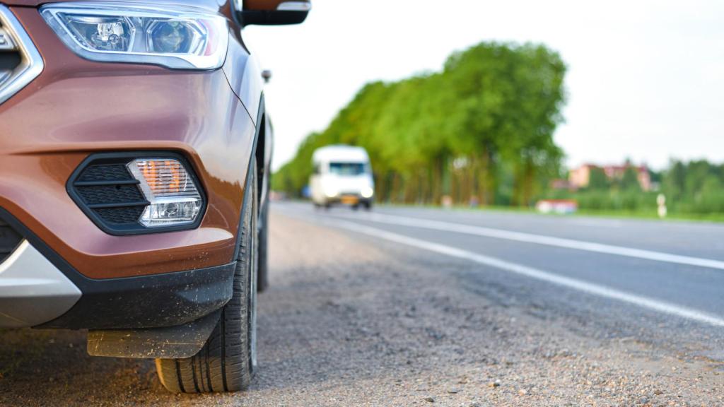Imagen de un coche parado a un lado de la carretera