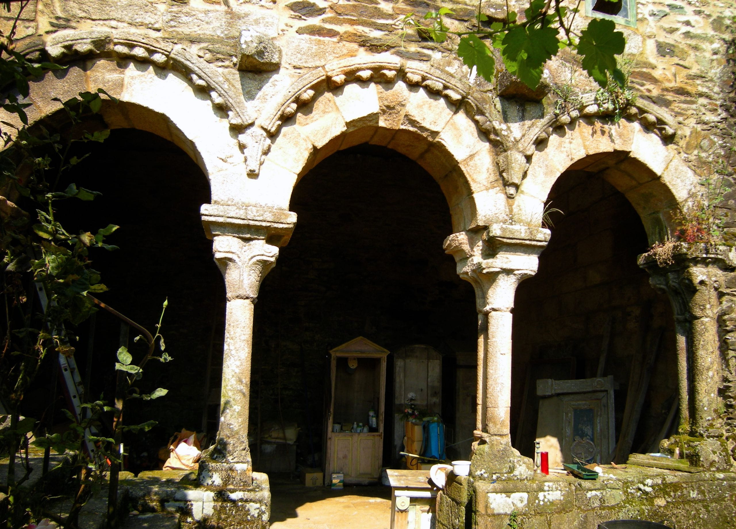 Arcos románicos del antiguo monasterio. Foto: Wikipedia