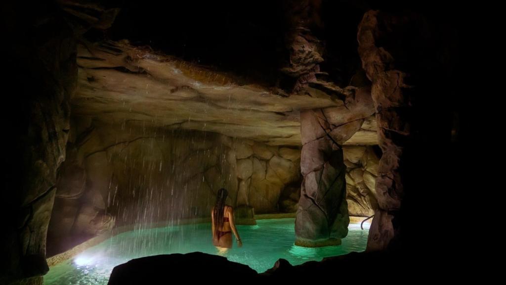 Imagen de la cueva iluminada por la noche.