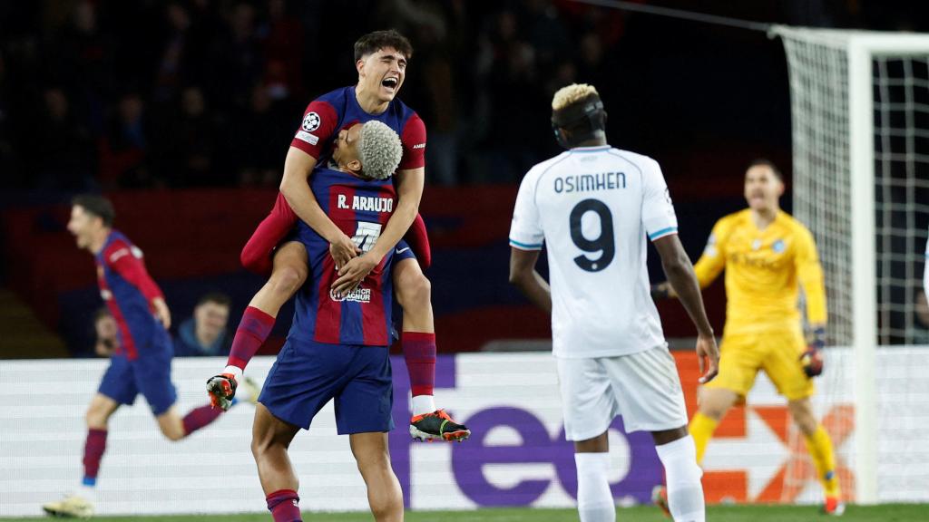 Araujo abraza a Cubarsí tras el pitido final en el Barça - Nápoles.