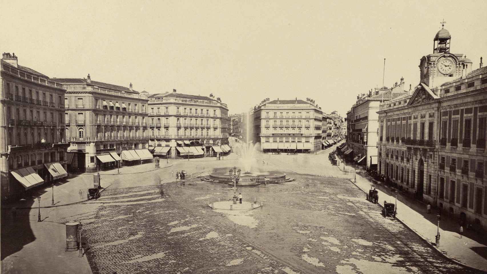 Fotografía de  la Puerta de Sol en Madrid. 1870.