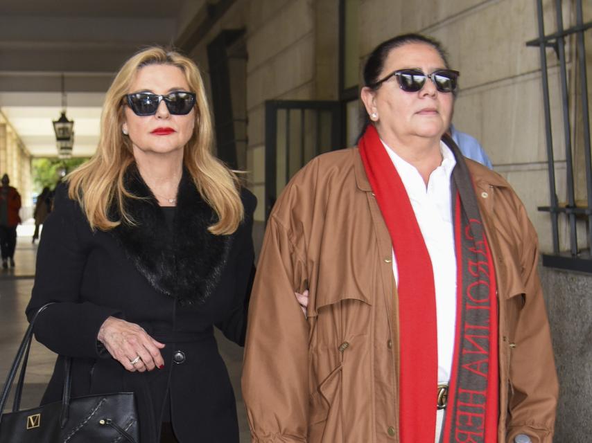María del Monte y su mujer, Inmaculada Casal, a su llegada a los juzgados.