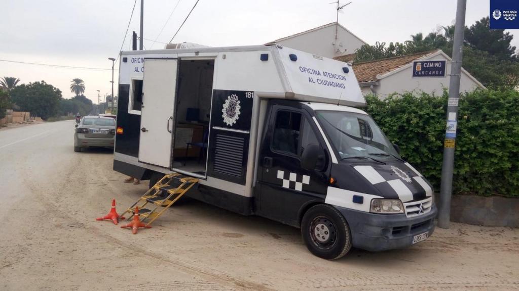El Camino de Carcanox de Alquerías por el que iban circulando los tres menores en un Mercedes de alta gama.