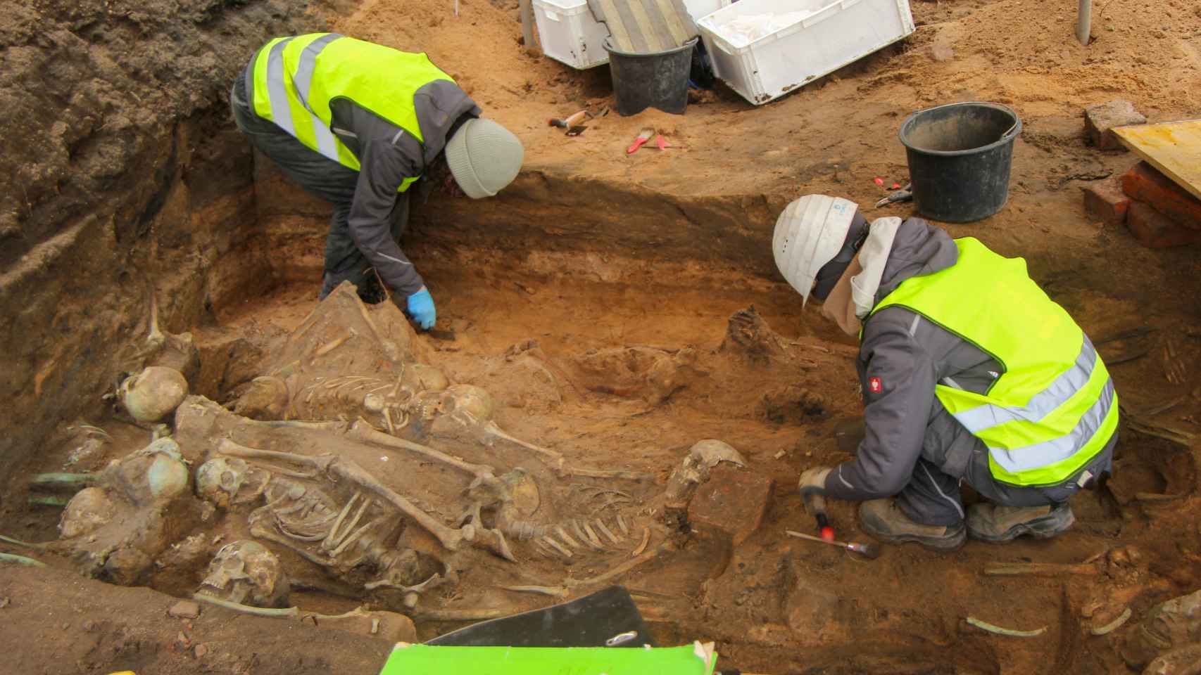 Investigadores excavando en una de las fosas comunes encontradas