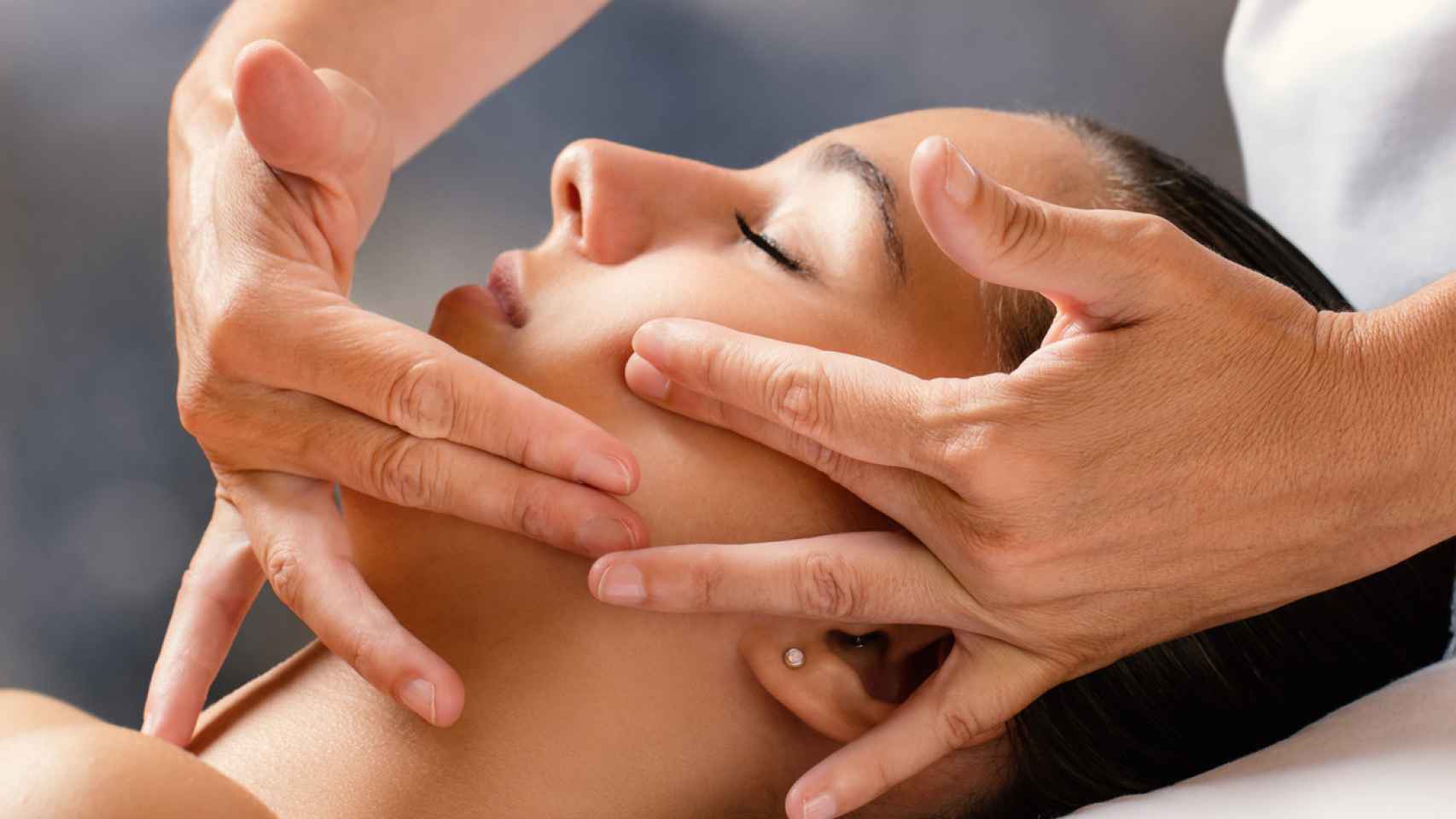 El kinesiolifting facial es un masaje para eliminar los signos de la edad.