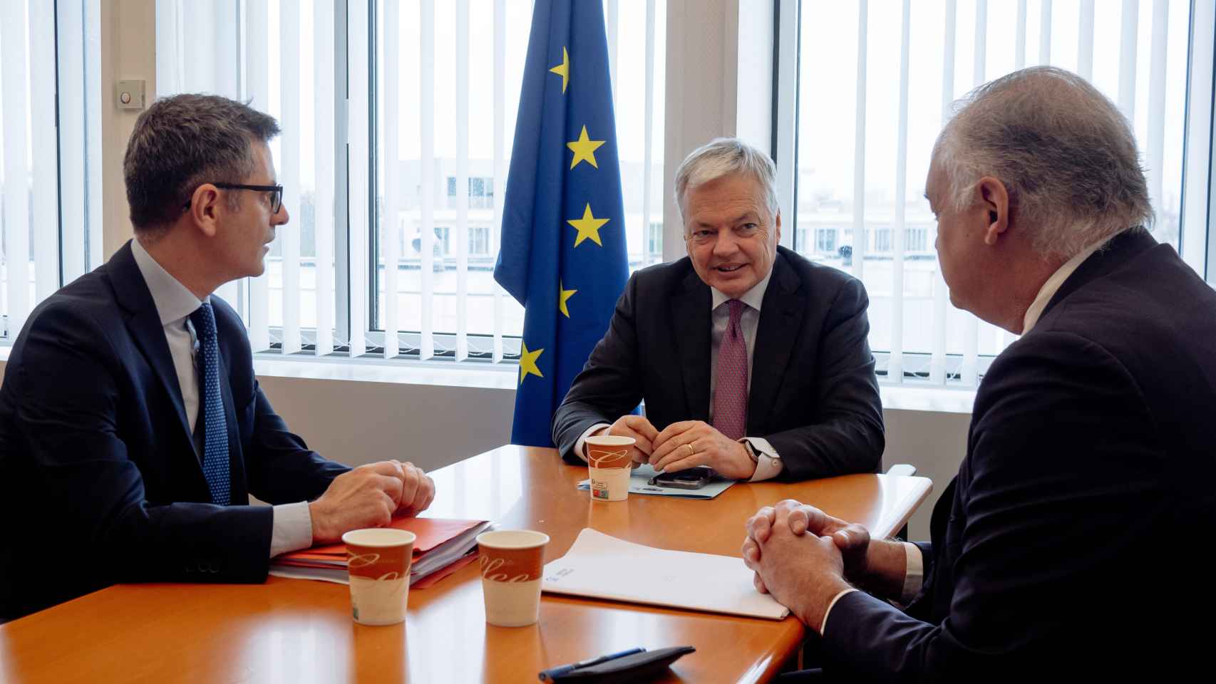 Félix Bolaños, Didier Reynders y Esteban González Pons, durante la reunión de este miércoles en Estrasburgo