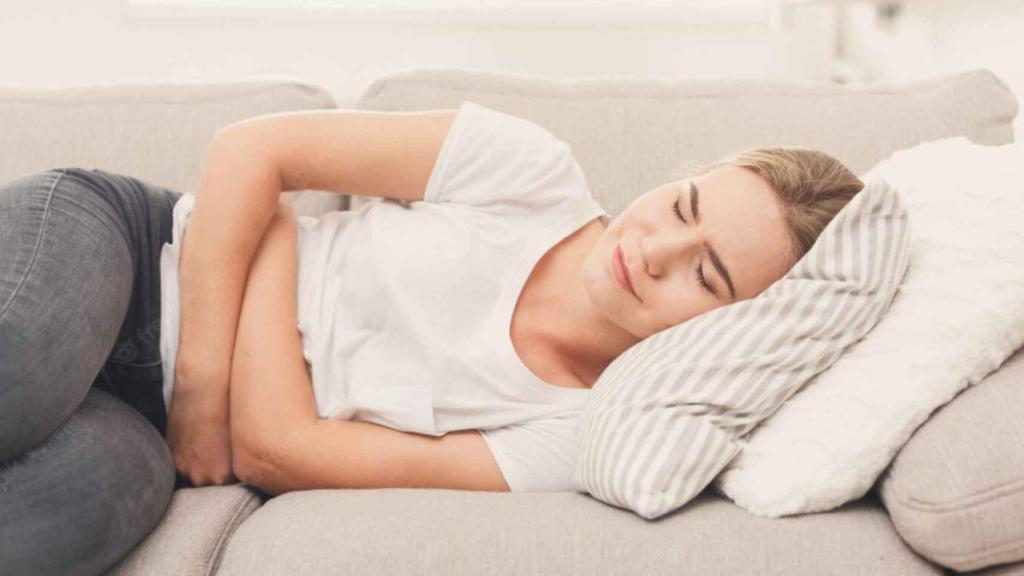 Una mujer con dolores de tripa, uno de los principales síntomas de la endometriosis