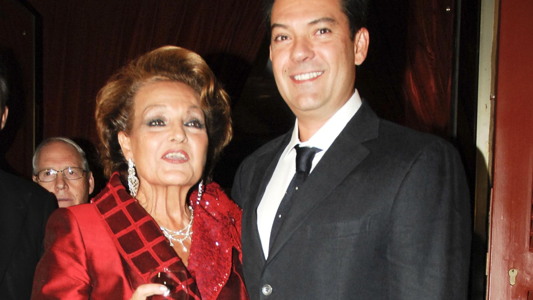 Carmen Sevilla junto a su hijo, Augusto Algueró, en un evento público, en 2008.