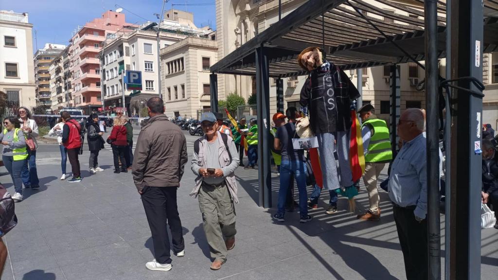 Un muñeco ahorcado en la concentración.