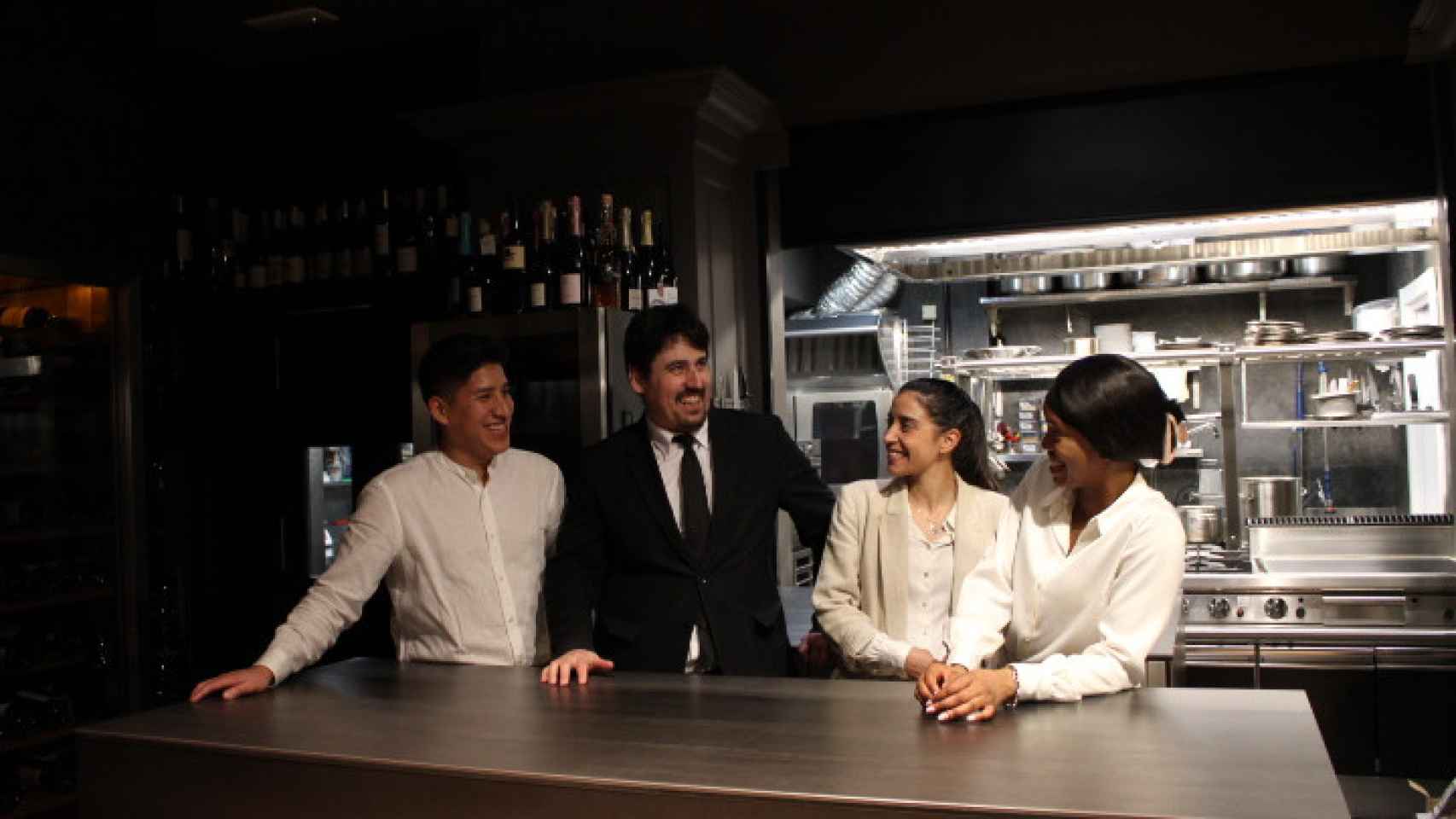De izquierda a derecha,  el camarero Anthony Aquino, el sumiller Íñigo Llamosas, la jefa de sala Ofelia Amboage y la camarera María Bibi.