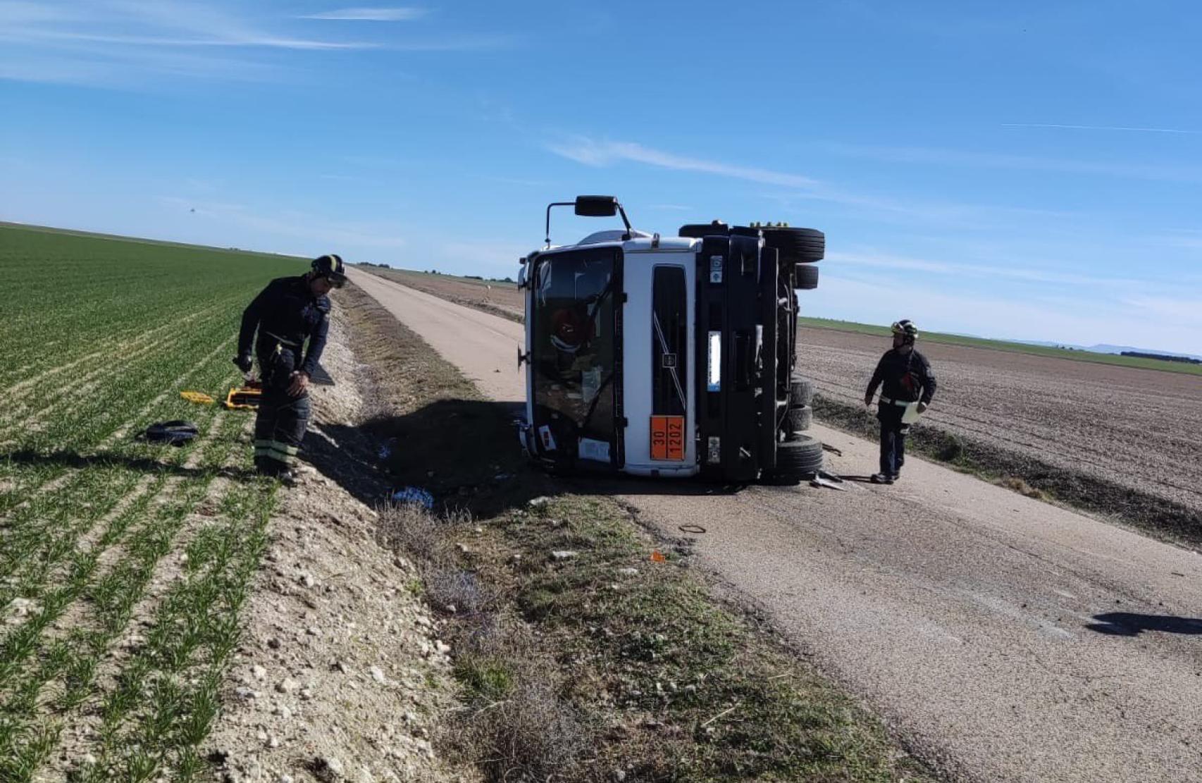 Los bomberos trabajan en el vuelco de un camión de Repsol en una carretera de Valladolid