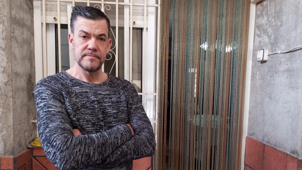 Javier Sánchez, tío del difunto Alejandro, este miércoles, en la puerta de la casa de uno de los menores que sobrevivieron al siniestro vial en Alquerías.