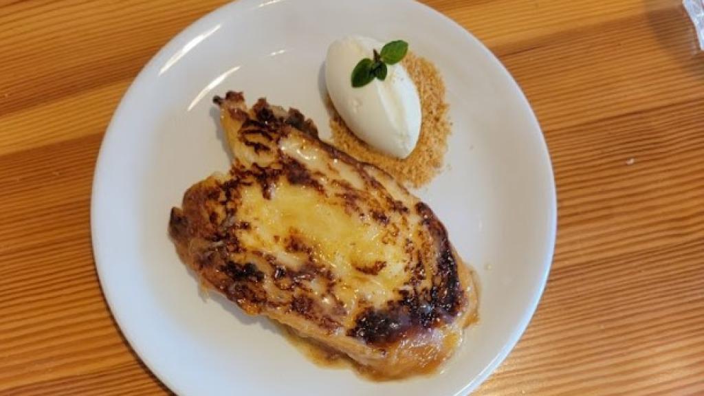 Torrija caramelizada con helado de Baileys de La Riojana (Cantabria).