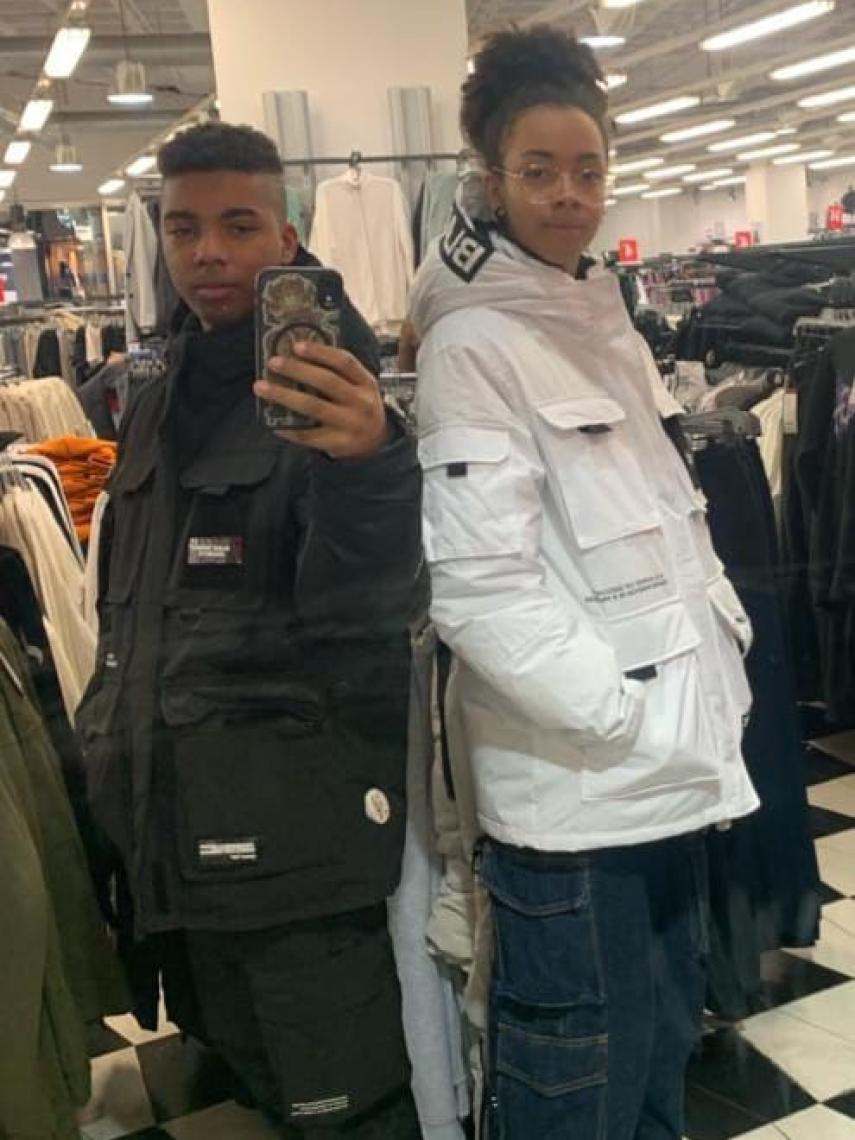 Denís Jorrín, junto a Dania, su hermana mayor.