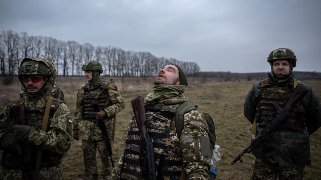 Reclutas del 1er Batallón Mecanizado Separado Lobos Da Vinci descansan durante un ejercicio militar.