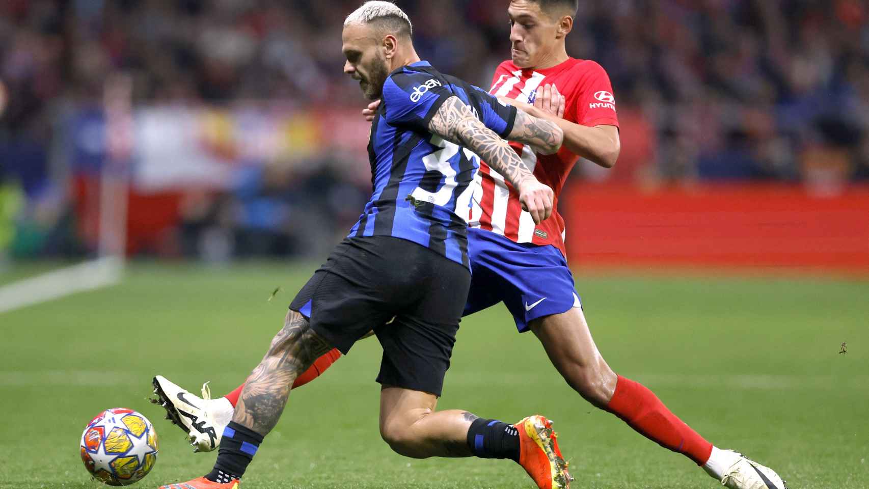 Dimarco, ante Molina en el Atlético - Inter.