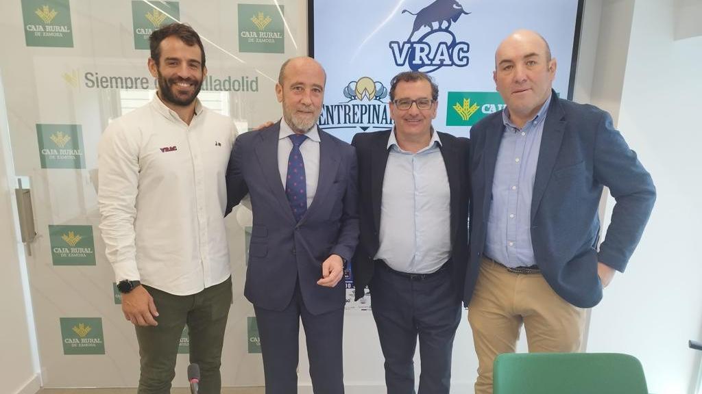 Diego Merino, entrenador Club Rugby Vrac, José María Valentín, presidente Club Rugby Vrac, Narciso Prieto Martín, director de Comunicación de Caja Rural de Zamora y Manuel Vadillo, presidente Recoletas Burgos