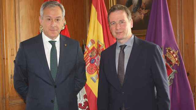 El presidente de Eurocaja Rural, Javier López Martín, con el presidente de la Diputación de Burgos, Borja Suárez Pedrosa