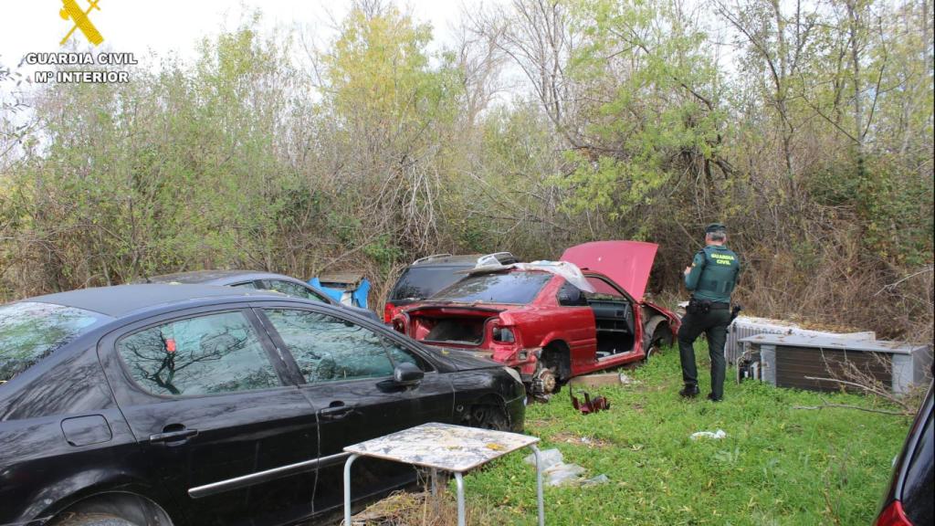 La Guardia Civil en una de las instalaciones ilegales de Segovia