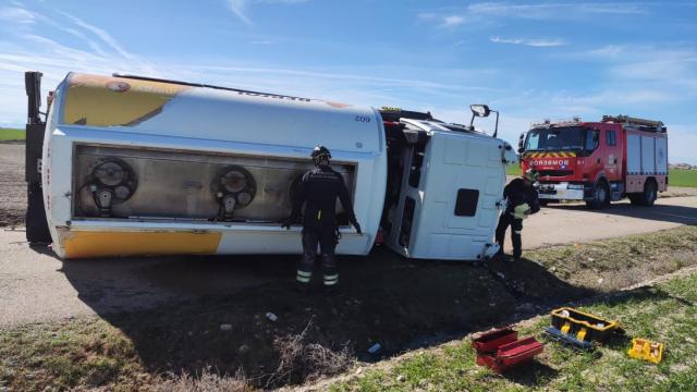 Camión de reparto de gasóleo agrícola volcado en Cogeces del Monte, el pasado 13 de marzo