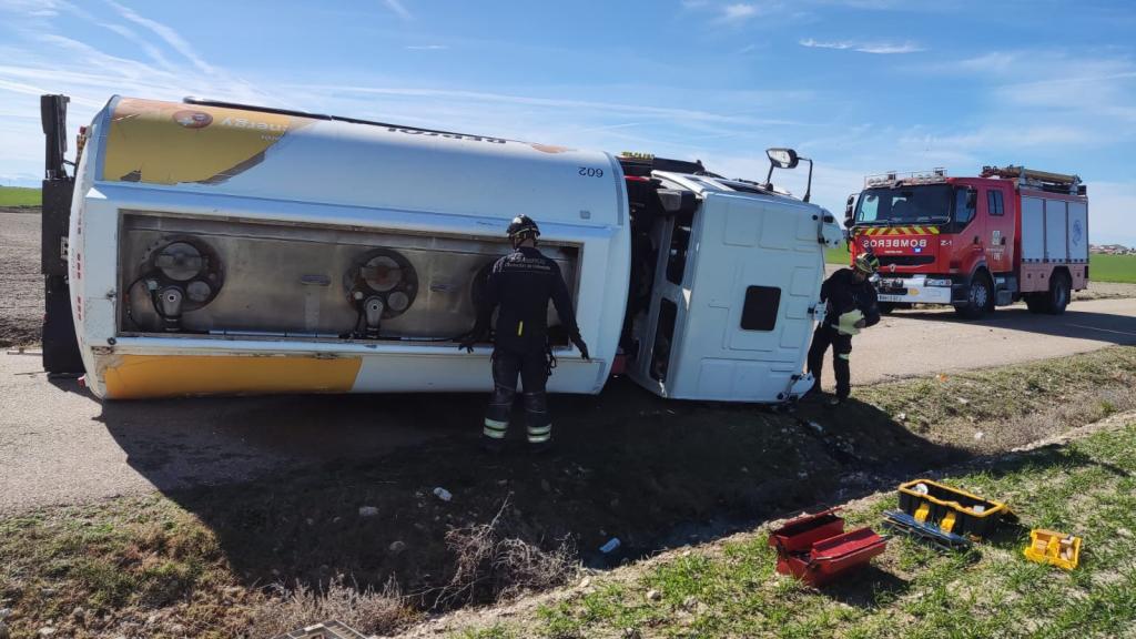 Camión de reparto de gasóleo agrícola volcado en Cogeces del Monte, el pasado 13 de marzo