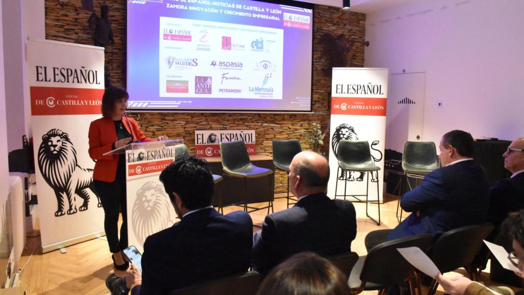 La directora de EL ESPAÑOL - Noticias de Castilla y León, Silvia García, da la bienvenida en el foro 'Zamora: innovación y crecimiento empresarial', organizado por este periódico