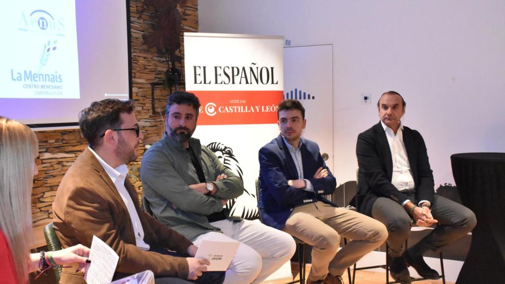 Víctor Lopez de la Parte, diputado responsable del Patronato de Turismo de Zamora, Francisco Alonso, secretario técnico e la Unión Profesional de Apicultores de Zamora Apis Durii y director de la feria apícola Meliza, Israel García Vaquero, gerente de la Escuela de Industrias Lácteas de Zamora y Manuel Rodríguez, presidente de la Marca de Garantía Chorizo Zamorano, en el Foro 'Zamora: innovación y crecimiento empresarial', este miércoles en la Casa de Zamora de Madrid.
