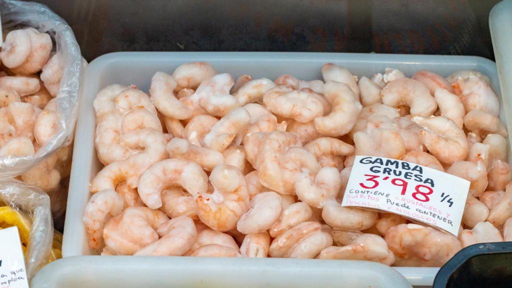 Gambas peladas en un puesto de congelados