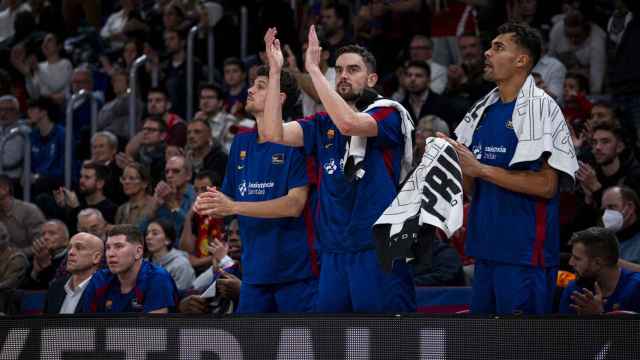 Los jugadores del Barça aplauden desde el banquillo.