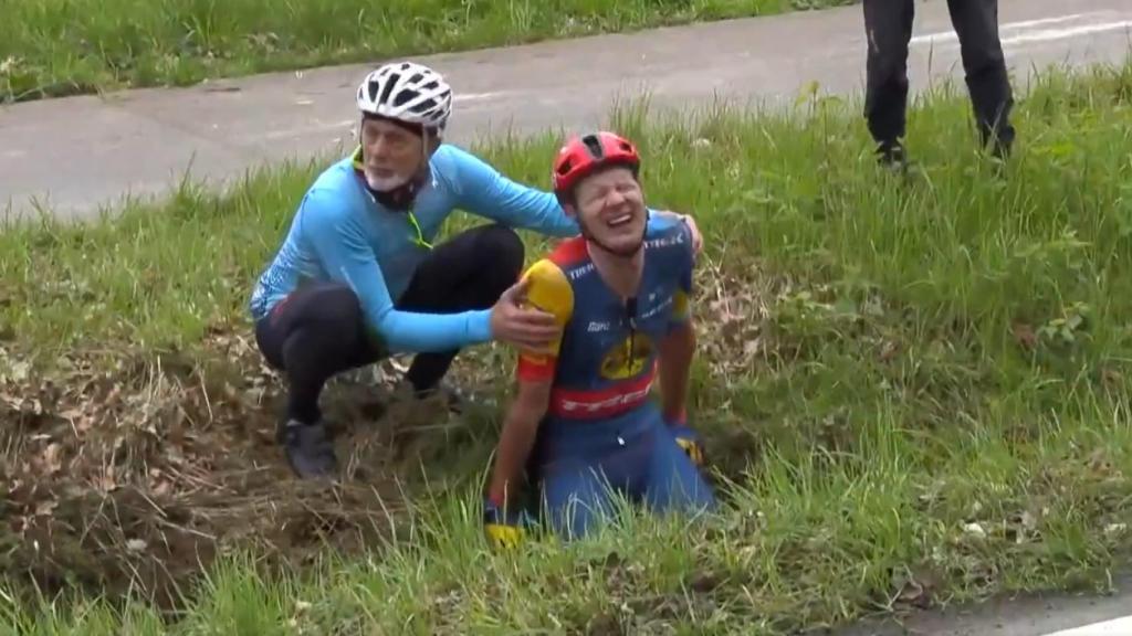 Daan Hoole, ciclista del Lidl Trek, tras su estremecedora caída.