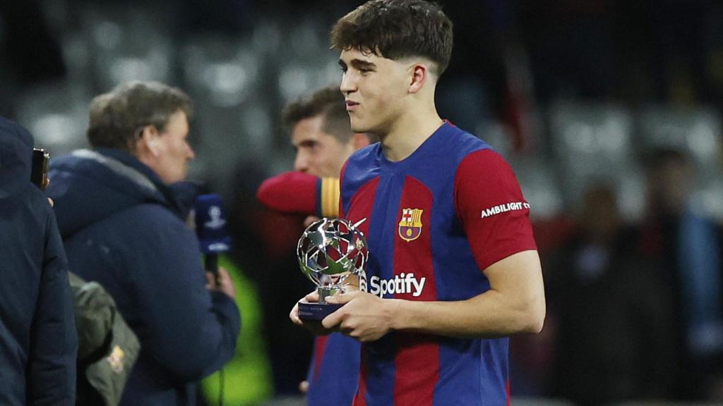 Cubarsí posa con el MVP de los octavos de final de la Champions League.