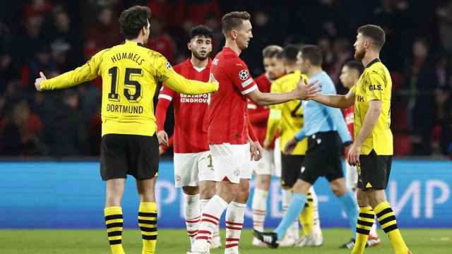 Los jugadores del PSV y el Borussia Dortmund se saludan tras el partido de ida.