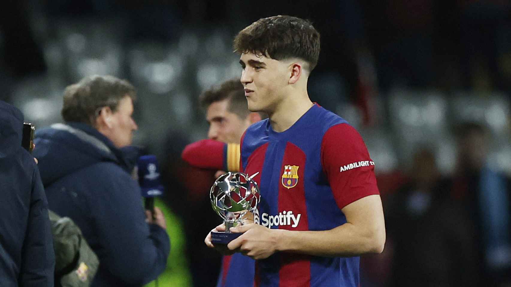Pau Cubarsi, con el premio de MVP en el Barcelona - Napoles de Champions League