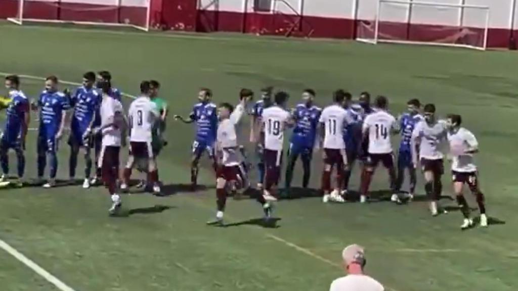 Un momento del saludo entre los jugadores del San Fernando y la Gimnástica Segoviana.