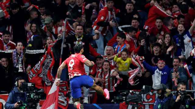 Memphis Depay celebra el gol para el Atlético ante el Inter.