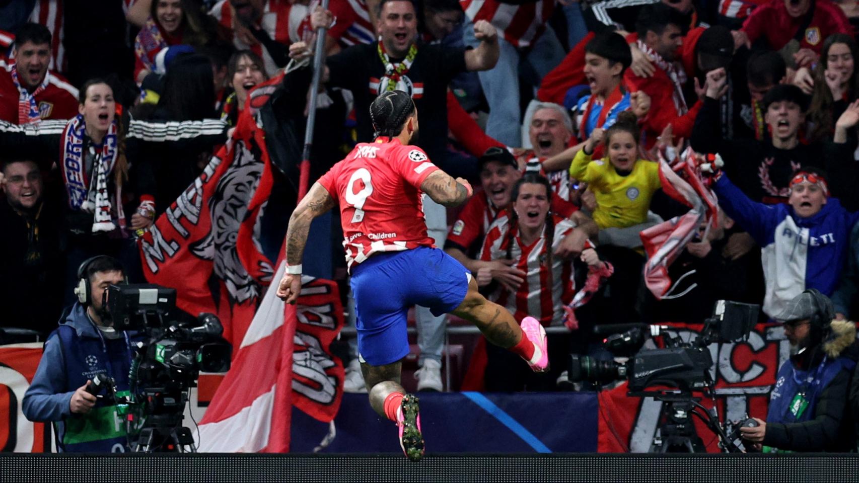 Memphis Depay celebra el gol para el Atlético ante el Inter