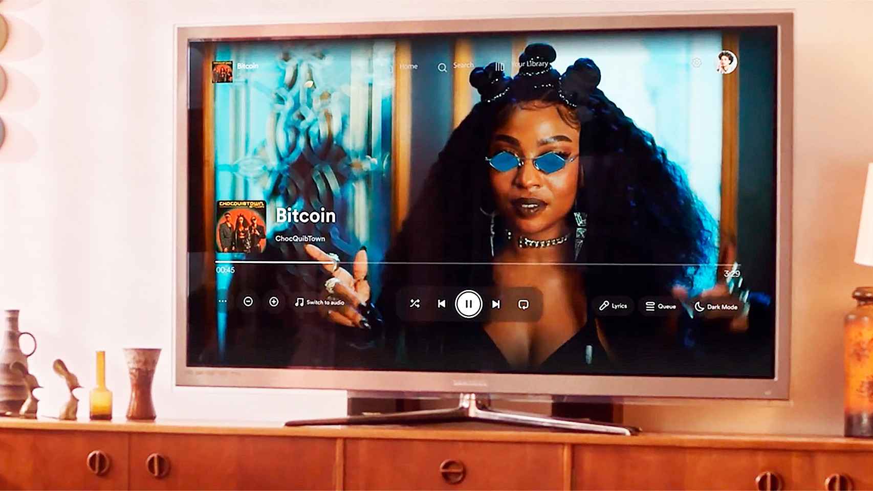 Así se ven los vídeos musicales en Spotify a pantalla completa en una Smart TV