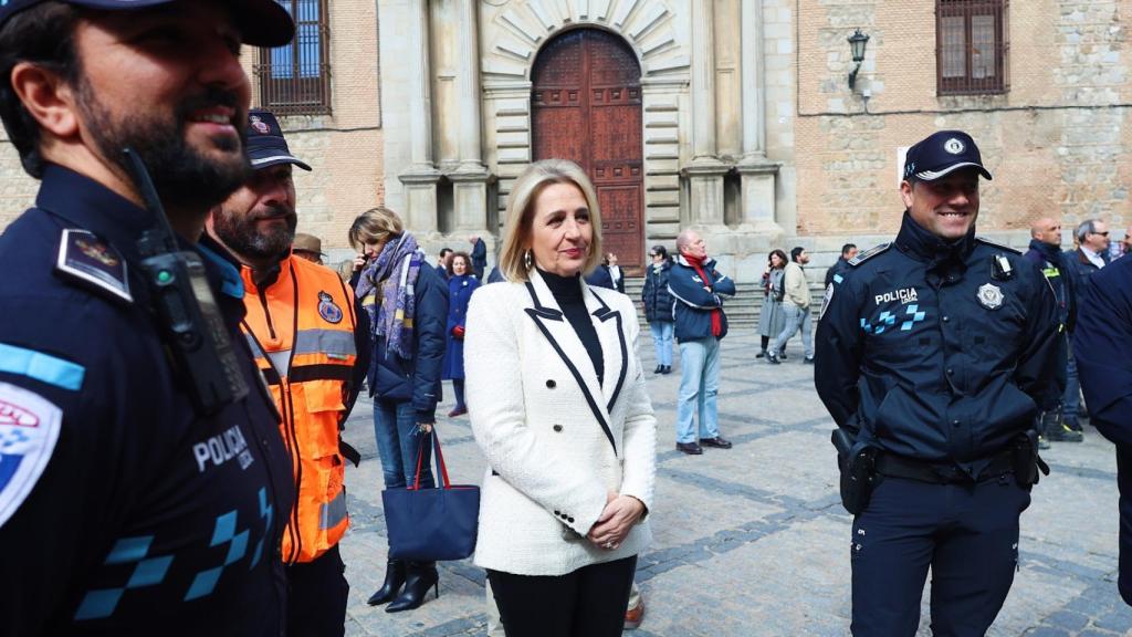 Inés Cañizares junto a la Policía Local. Foto: Ayuntamiento de Toledo.