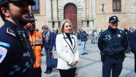 Inés Cañizares junto a la Policía Local. Foto: Ayuntamiento de Toledo.