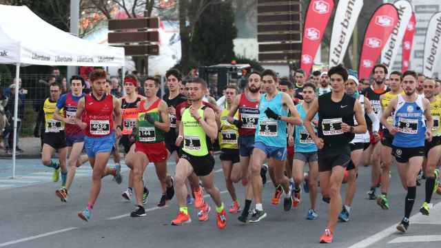 Un grupo de atletas participan en una carrera popular celebrada en Toledo.